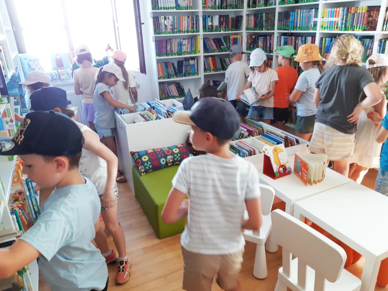 Volksschüler:innen in der Bibliothek