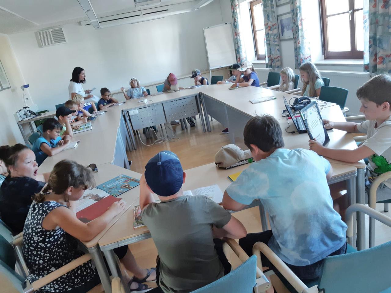 Volksschüler:innen in der Bibliothek