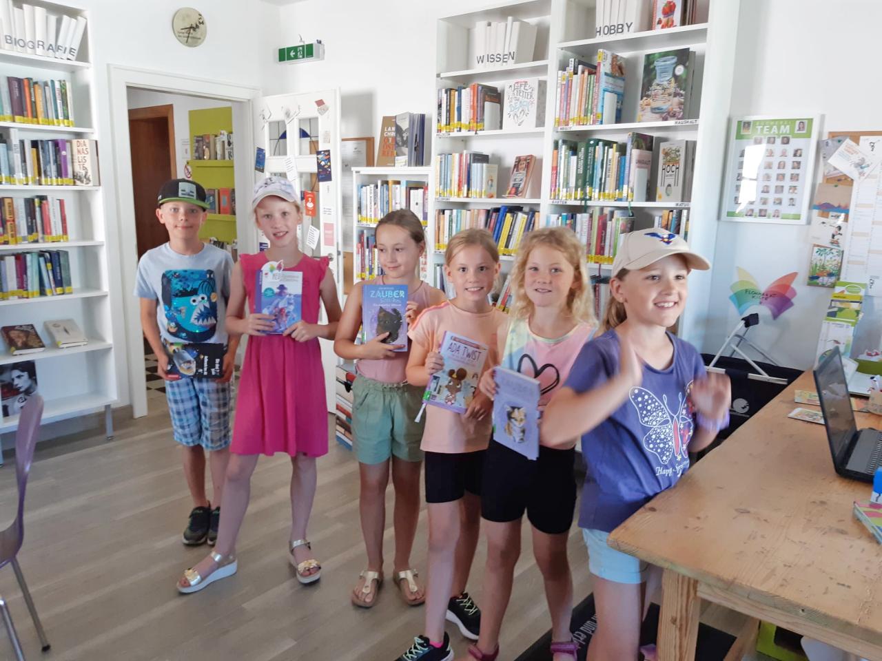 Volksschüler:innen in der Bibliothek
