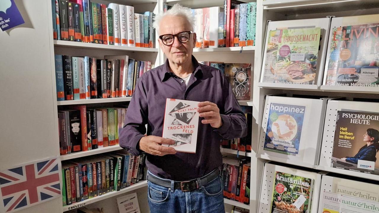 Kurt Palm mit seinem Buch "Trockenes Feld"